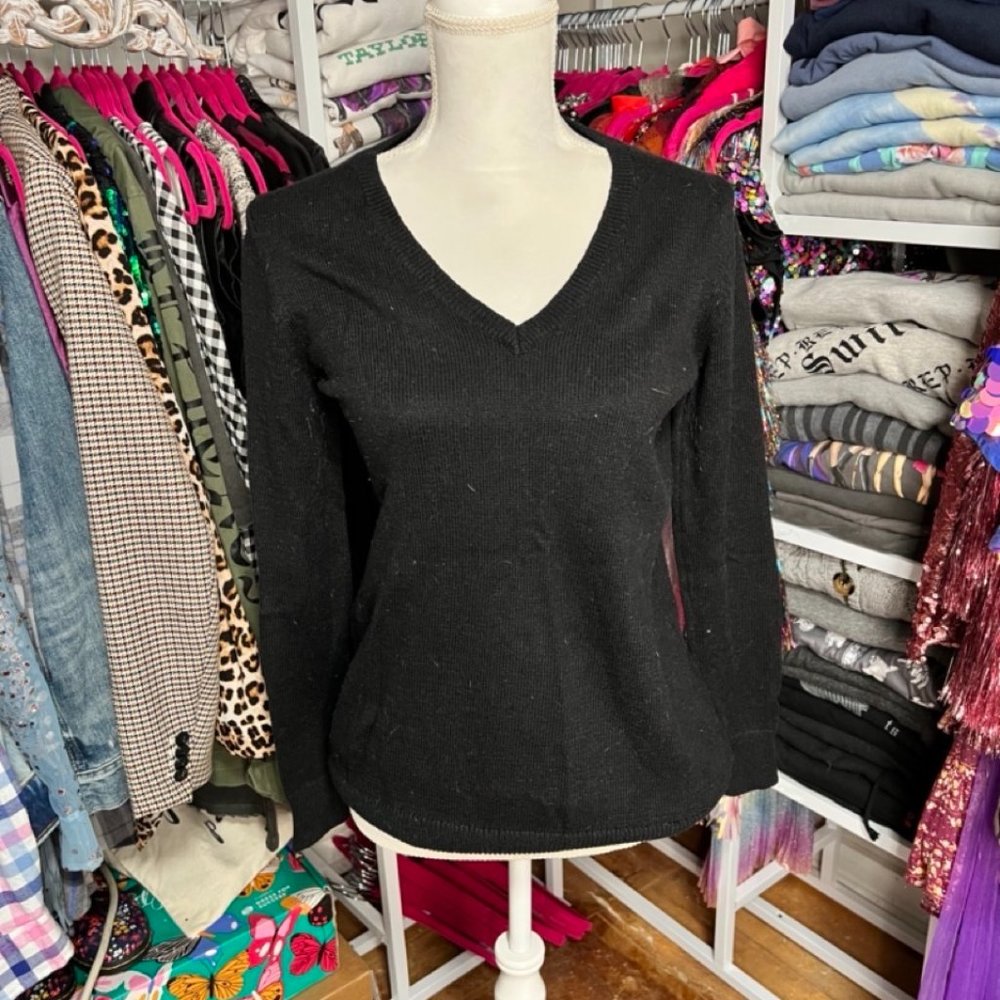 BLACK VNECK SWEATER
